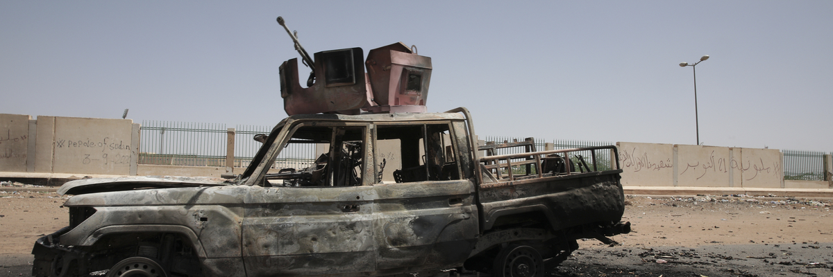 Ein zerstörtes Militärfahrzeug ist im Süden von Khartum, Sudan, am 20. April 2023 zu sehen. 