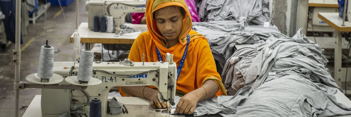 Näherin in einer Textilfabrik in Bangladesch