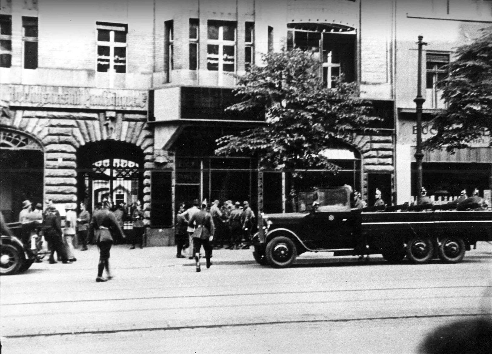 Besetzung des SPD-Parteivorstandsgebäudes in der Berliner Lindenstraße durch die SA, 1933