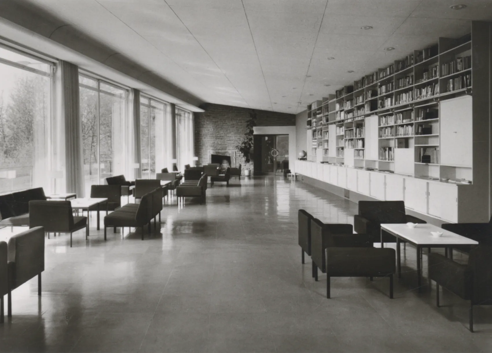 Postkarte mit einer Aufnahme aus der Bibliothek der Heimvolkshochschule Bergneustadt