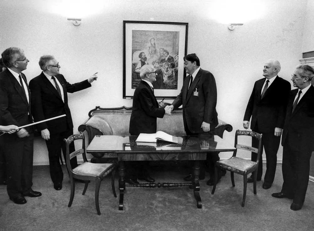 Besuch von Erich Honecker im Karl-Marx-Haus in Trier. Hier im Gespräch mit dem Ministerpräsidenten von Rheinland-Pfalz Bernhard Vogel, dem Vorsitzenden der Friedrich-Ebert-Stiftung Holger Börner und dem Leiter des Karl-Marx-Hauses Hans Pelger, 10.9.1987