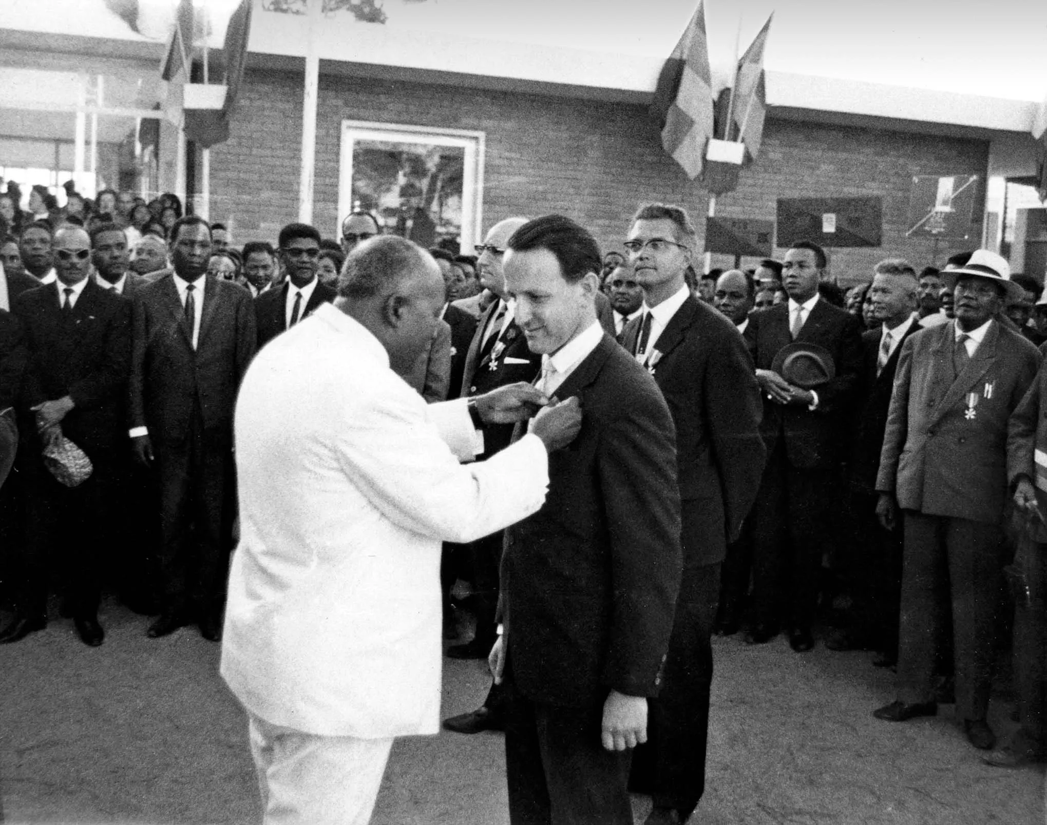 Eröffnung der Heimvolkshochschule der FES in Madagaskar mit dem madegassischen Präsidenten Philibert Tsiranana, dem Architekten Jörg Anders und dem stellvertretenden Geschäftsführer der FES Horst Heidermann