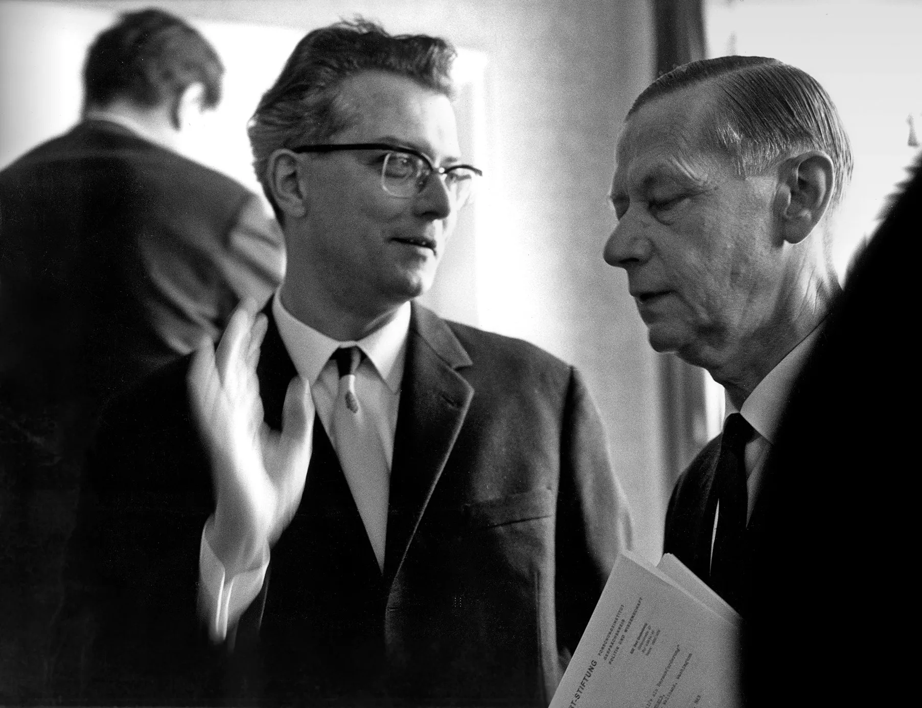 Der Leiter des Forschungsinstituts Horst Heidermann (l.) mit dem Ökonomen und Vizepräsidenten der Weltbank Simon Aldewereld (r.) anlässlich Aldewerelds Vortrag zum Thema „Entwicklungshilfe als Herausforderung“ in der FES Bonn, 11.5.1966