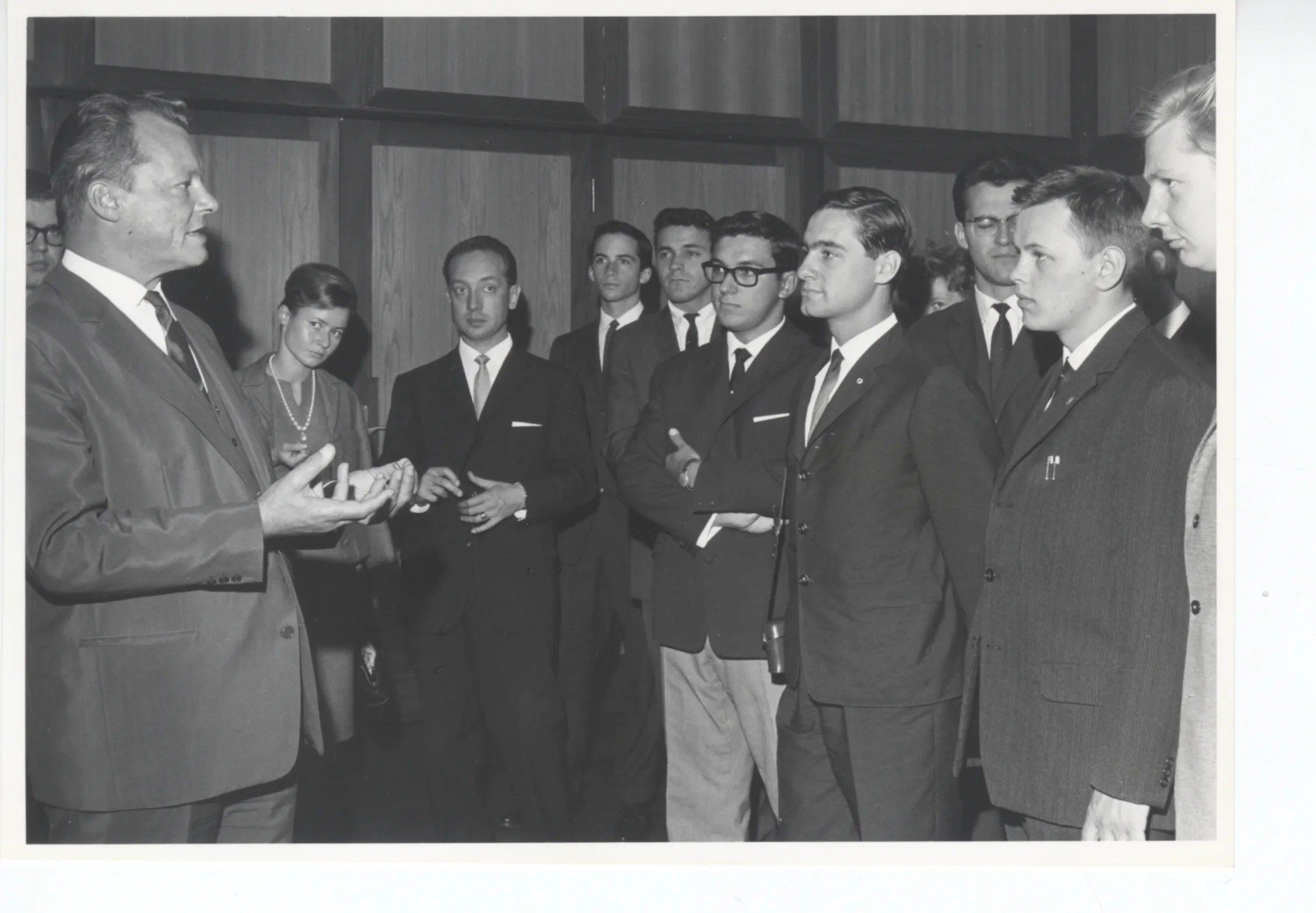Postkarte mit einer Aufnahme aus der Bibliothek der Heimvolkshochschule Bergneustadt