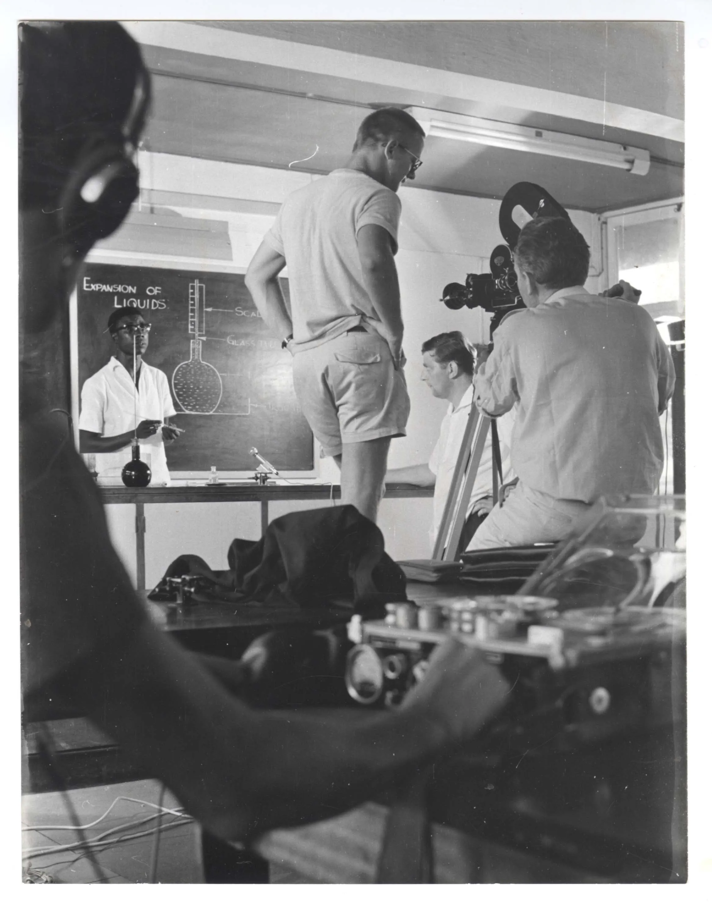 Ghanaische Goldschmiede mit Mitarbeitern der FES bei der Filmproduktion