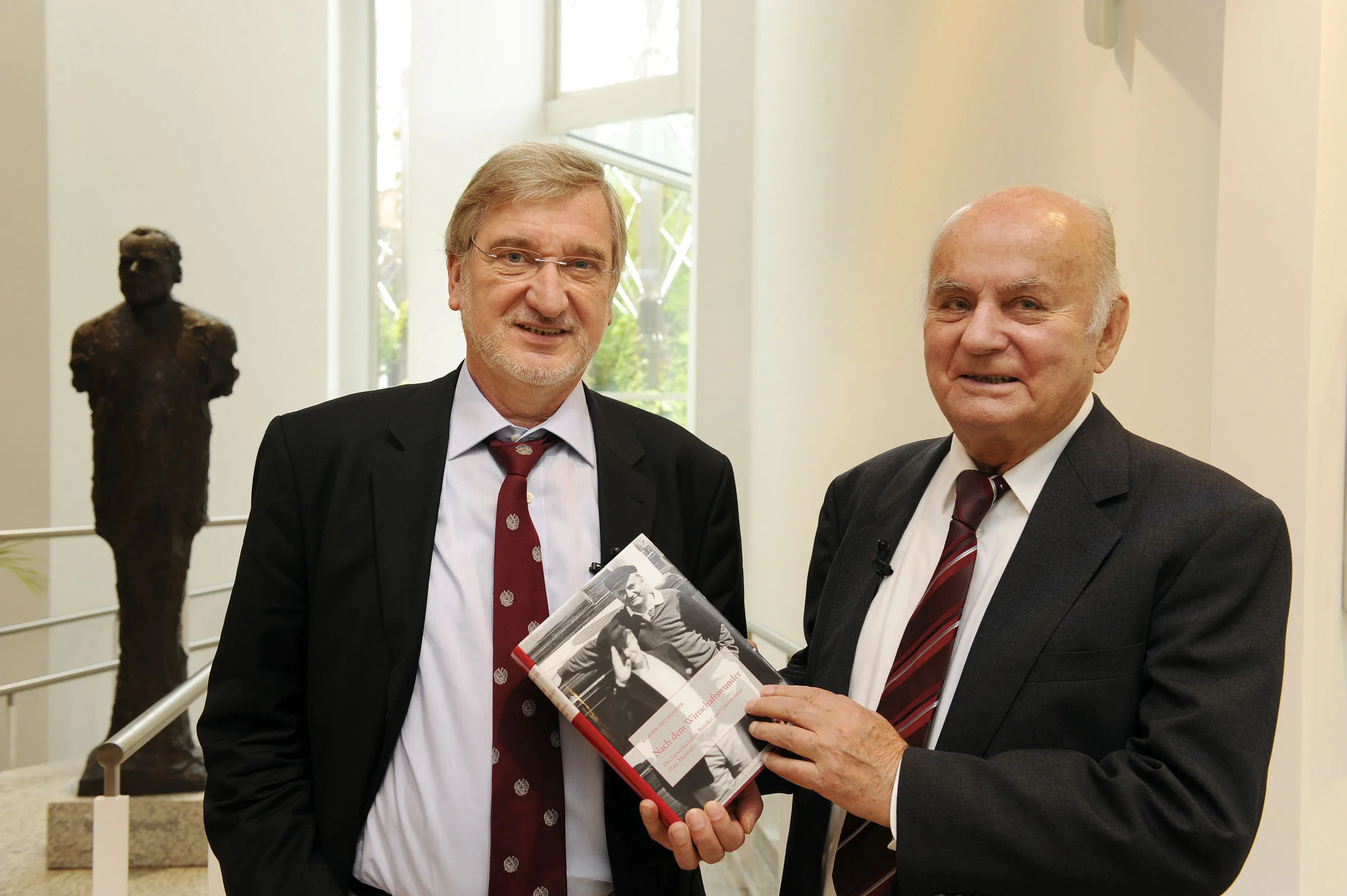 Hans Matthöfer mit seinem Biografen Werner Abelshauser, Buchpräsentation, 29.6.2009