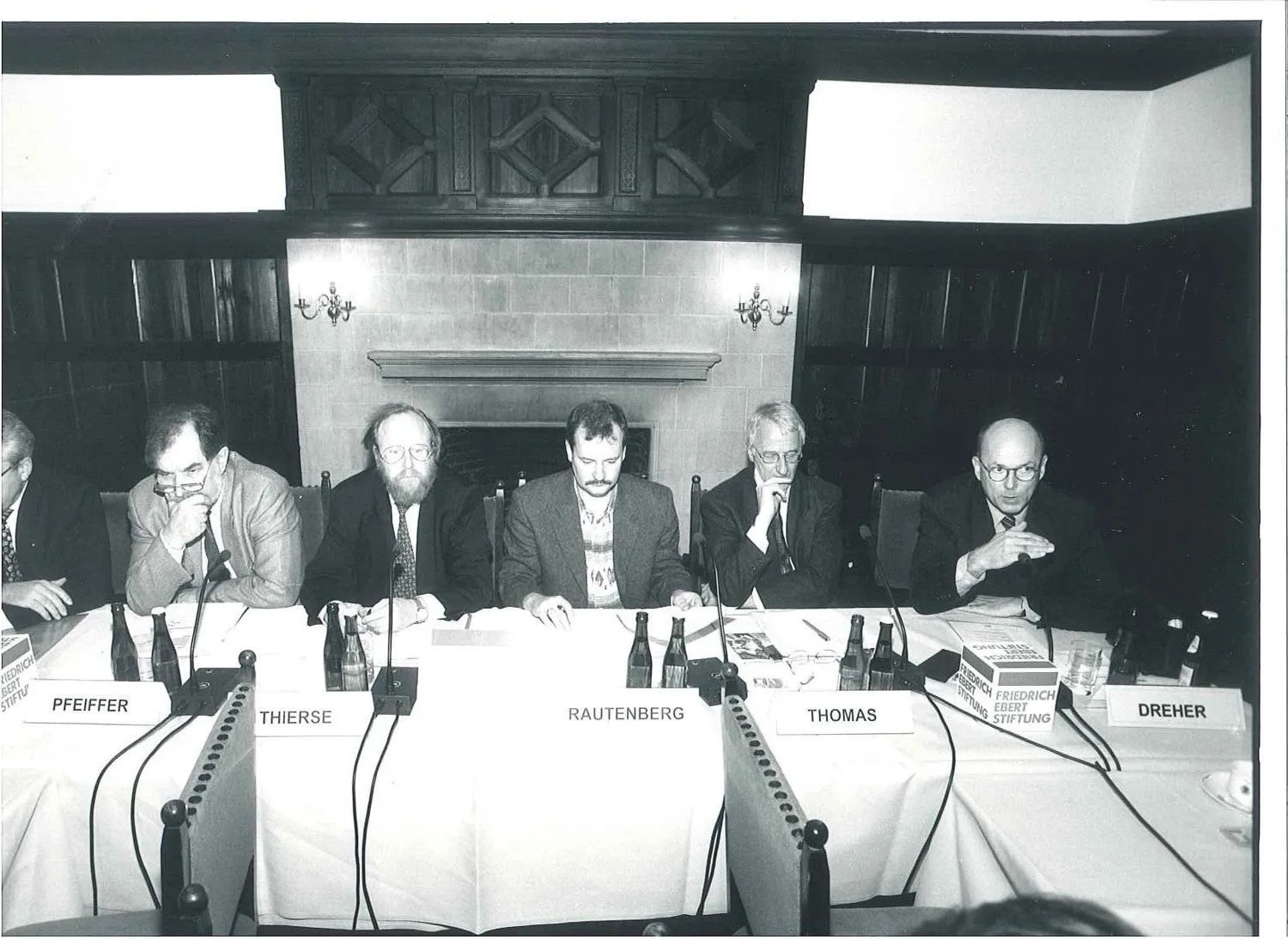 Ein Podium aus den ersten Jahren des Managerkreises, das sich mit Fragen der wirtschaftlichen Entwicklung in Ost (und West) auseinandersetzte. Hier mit Ulrich Pfeiffer, Wolfgang Thierse, Erardo Rautenberg, Uwe Thomas, Burkhard Dreher (v.l.n.r.). Rechte: AdsD, 6/FOTB087193