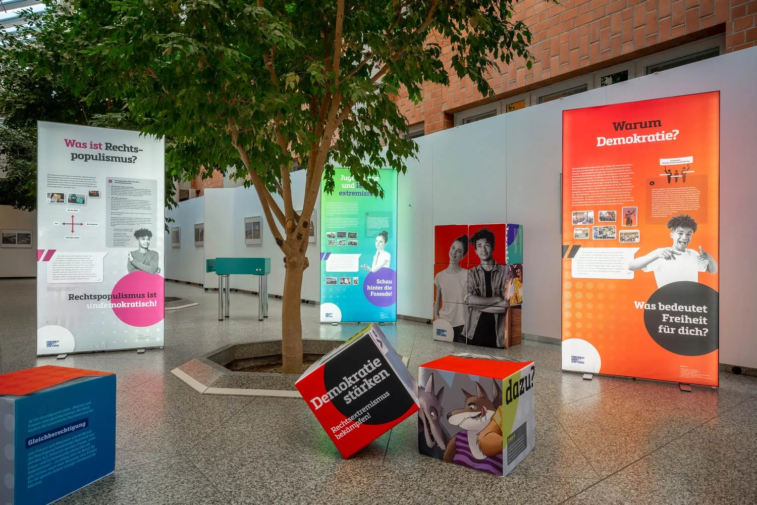 Ausstellung „Demokratie stärken – Rechtsextremismus bekämpfen“