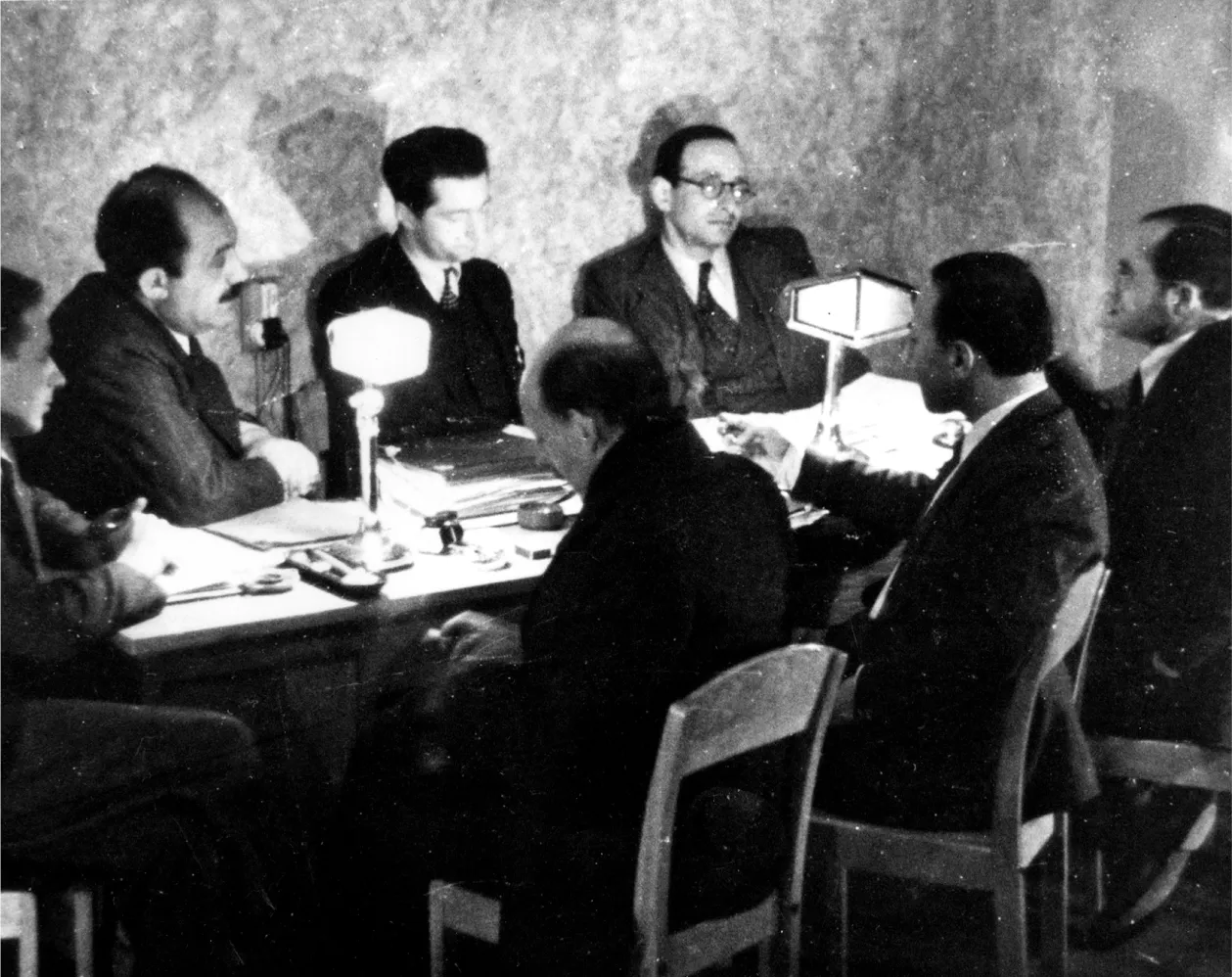 Besprechung im Widerstand, Marseille 1940. Darunter das spätere Vorstandsmitglied Fritz Heine (hinten, 3. v. l.)