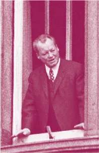 Willy Brandt am Fenster des Hotels Erfurter Hof
                    anlässlich
                    des Besuchs in der DDR zum innerdeutschen
                    Gipfelgespräch in Erfurt, 19.3.1970