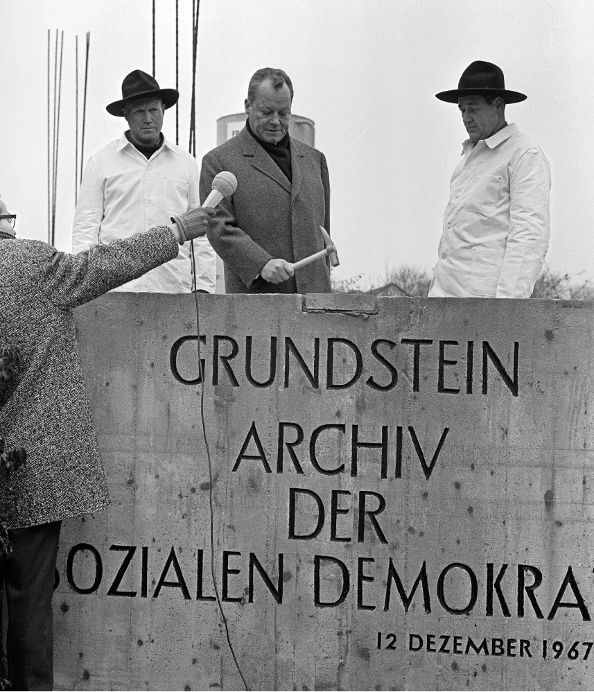 Willy Brandt bei
          der Grundsteinlegung
         des Archivs
          der sozialen Demokratie,
         12.12.1967