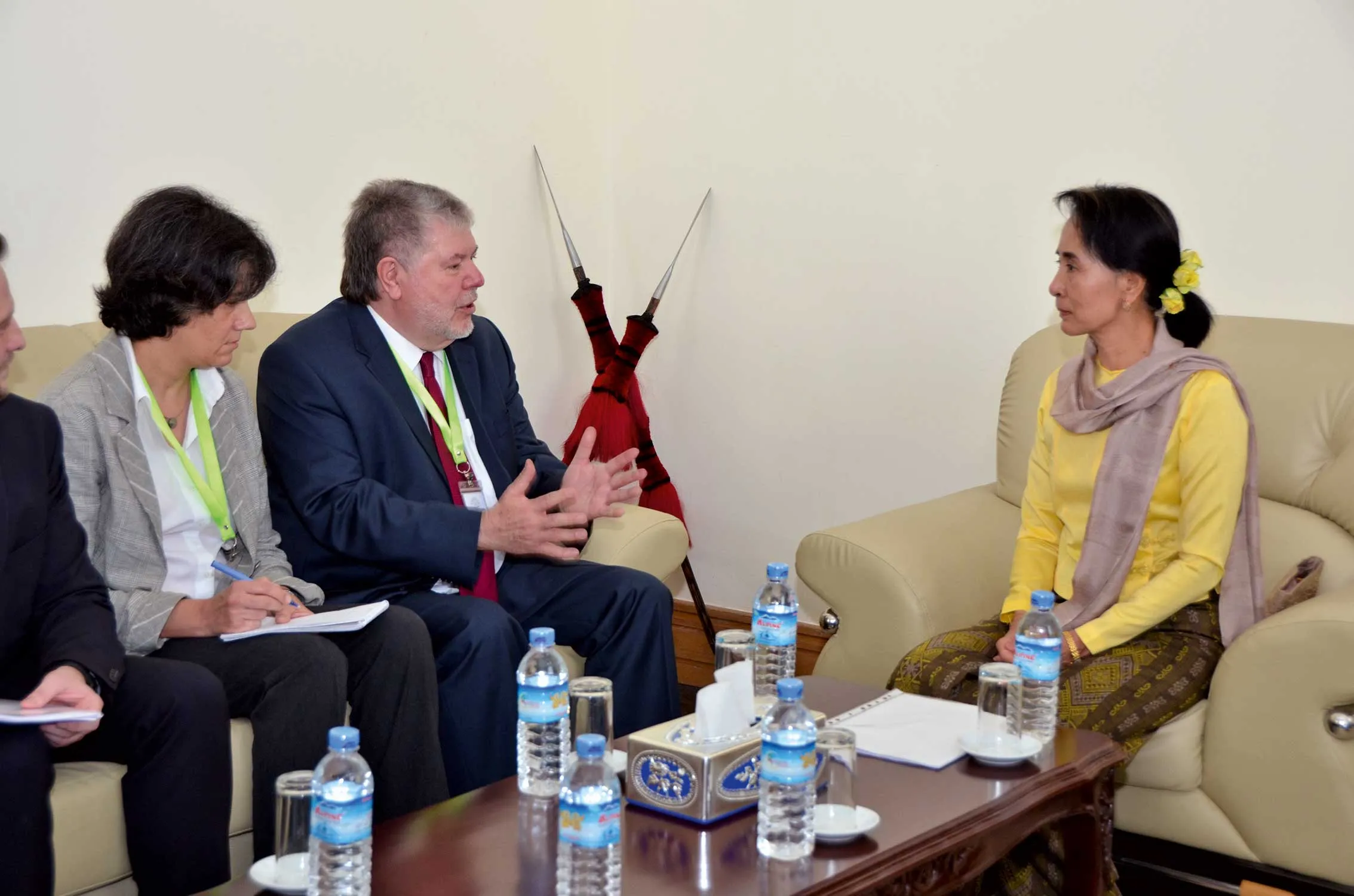 Der Vorsitzende der Friedrich-Ebert-Stiftung Kurt Beck bei Friedensnobelpreisträgerin Aung San Suu Kyi (r.), Vorsitzende der National League for Democracy, aus Anlass der Büro-Eröffnung in Myanmar, 27.2.2014