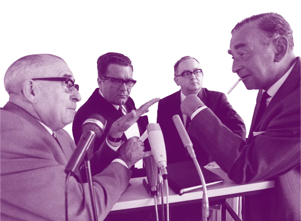 Diskussion zwischen den ehemaligen DGB-Vorsitzenden Ludwig Rosenberg (r.) und Willi Richter (l.) auf einer internationalen entwicklungspolitischen Tagung der Friedrich-Ebert-Stiftung in Bonn, im Hintergrund der Kuratoriumsvorsitzende der Friedrich-Ebert-Stiftung und Vorstandsvorsitzende der Bank für Gemeinwirtschaft Walter Hesselbach (l.) sowie Günter Grunwald, 18.6.1970