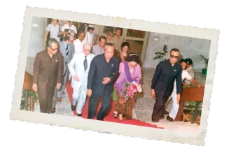 Eröffnung der Heimvolkshochschule der Friedrich-Ebert-Stiftung in Jakarta mit dem Präsidenten Indonesiens Mohamed Suharto und dem Ministerpräsidenten Nordrhein-Westfalens und stellvertretenden Vorsitzenden der Friedrich-Ebert-Stiftung Heinz Kühn, 1978