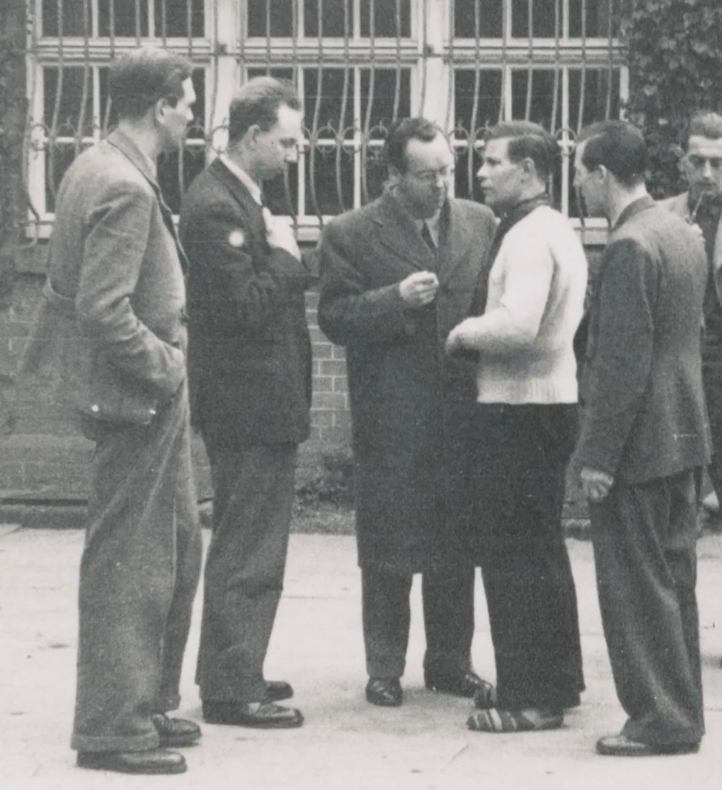 Helmut Schmidt im Gespräch mit Kommilitonen