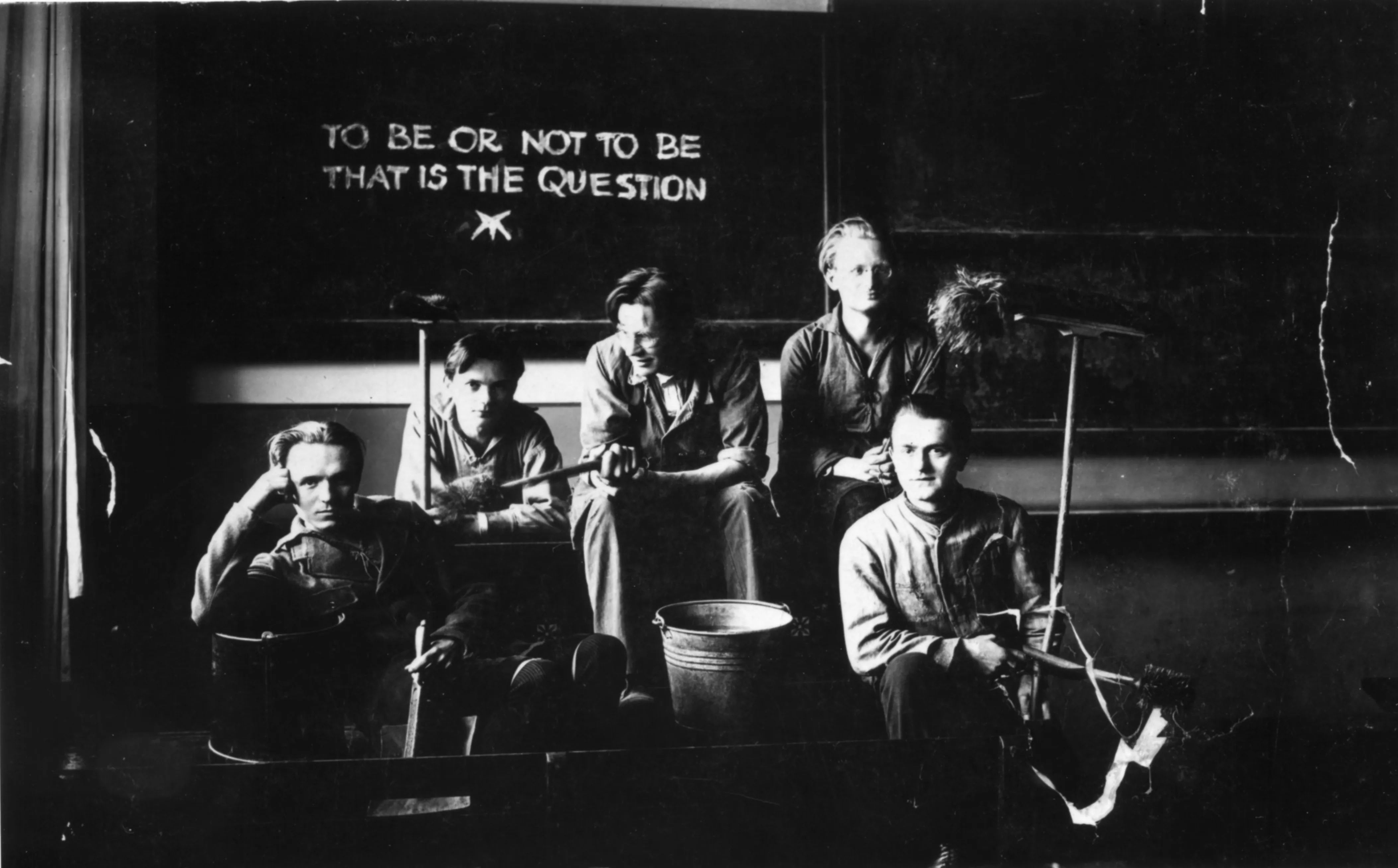 Schüler des ersten Arbeiter-Abiturienten-Kurses in Berlin-Neukölln (1923–1926), die sich zusätzlich als Reinigungskräfte ihr Geld verdienten. 2.v.l.: Bruno Gleitze.