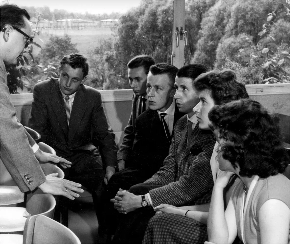 Geschäftsführer Günter Grunwald im Gesprächmit deutschen geförderten Studierenden, um 1957
