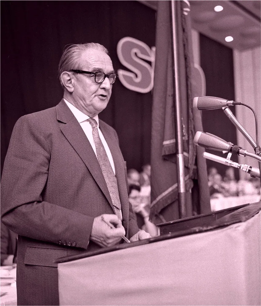 Geschäftsführer Günter Grunwald im Gesprächmit deutschen geförderten Studierenden, um 1957