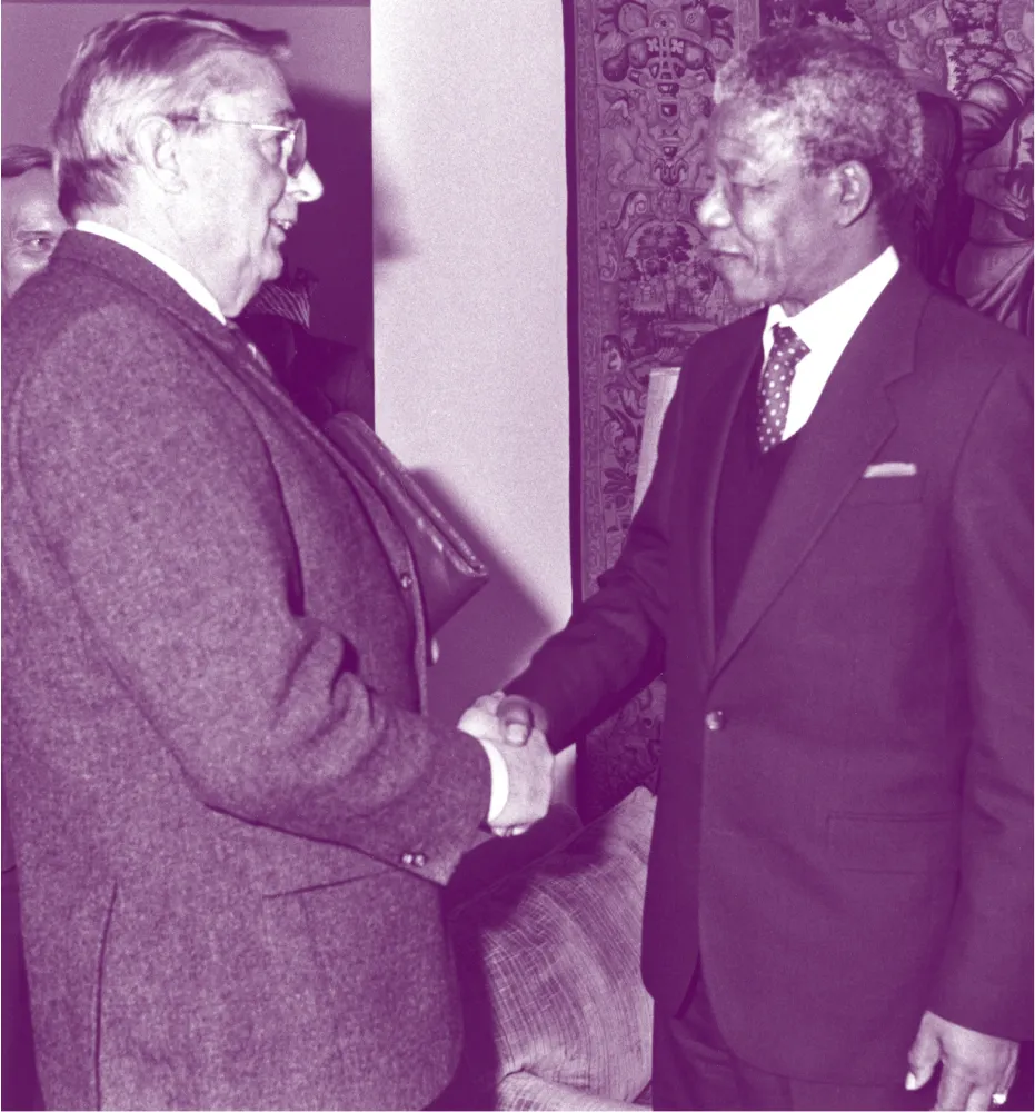 Der stellvertretende Vorsitzende der Friedrich-Ebert-Stiftung Ernst Breit (l.), begrüßt Nelson Mandela (r.) in der Friedrich-Ebert-Stiftung in Bonn,11.6.1990