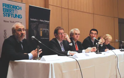 Ein von der FES New York und der Initiative for Policy Dialogue der Columbia-Universität organisiertes wirtschafts- und finanzwissenschaftliches Podium mit u. a. dem Wirtschaftsnobelpreisträger Joseph Stiglitz (l.) wenige Monate nach dem Ausbruch der Finanzkrise im November 2008 