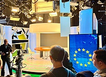 Teilnehmer des EU-Hospitanzprogrammes besuchen ein Fernsehstudio in Brüssel.