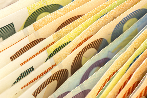  Euro Banknoten und Geldscheine liegen zusammen als Symbolbild für Finanzen und Eurowährung.