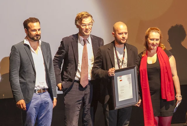 Pavel Loparev nimmt den Preis entgegen 