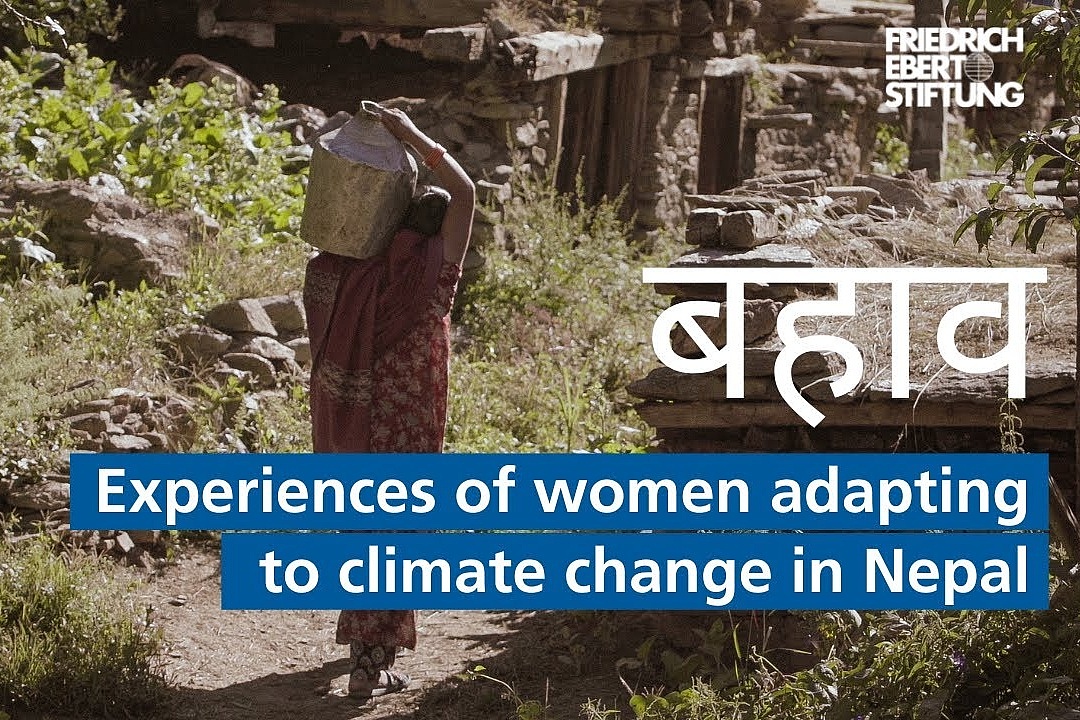Experiences of womenadapting to climate change in Nepal. Im HIntergrund trägt eine Frau eine Karaffe auf der Schulter.