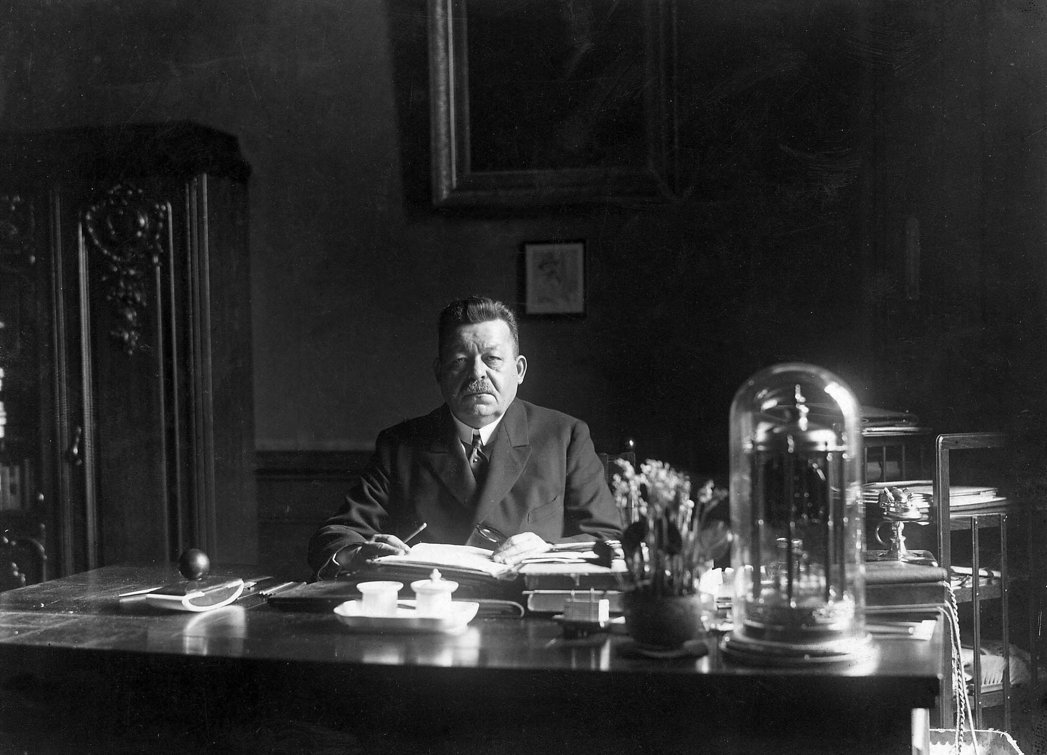 Die wahrscheinlich letzte offizielle Aufnahme Friedrich Eberts am 15.2.1925 an seinem Schreibtisch im Arbeitszimmer.