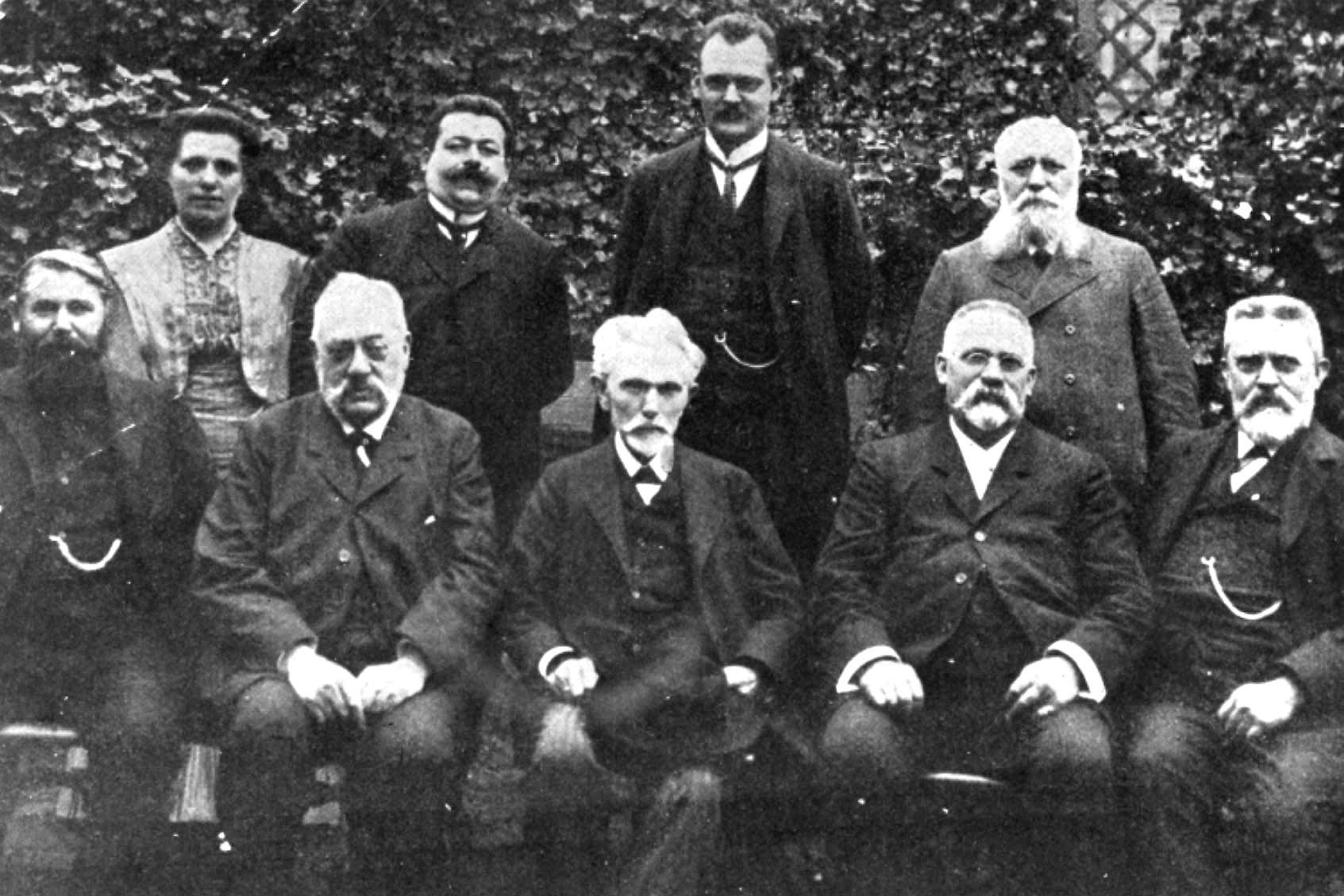 Der SPD-Parteivorstand 1909. V.l.: oben: Luise Zietz, Friedrich Ebert, Hermann Müller, Robert Wengels; unten: Karl Alwin Gerisch, Paul Singer, August Bebel, Wilhelm Pfannkuch, Hermann Molkenbuhr. 