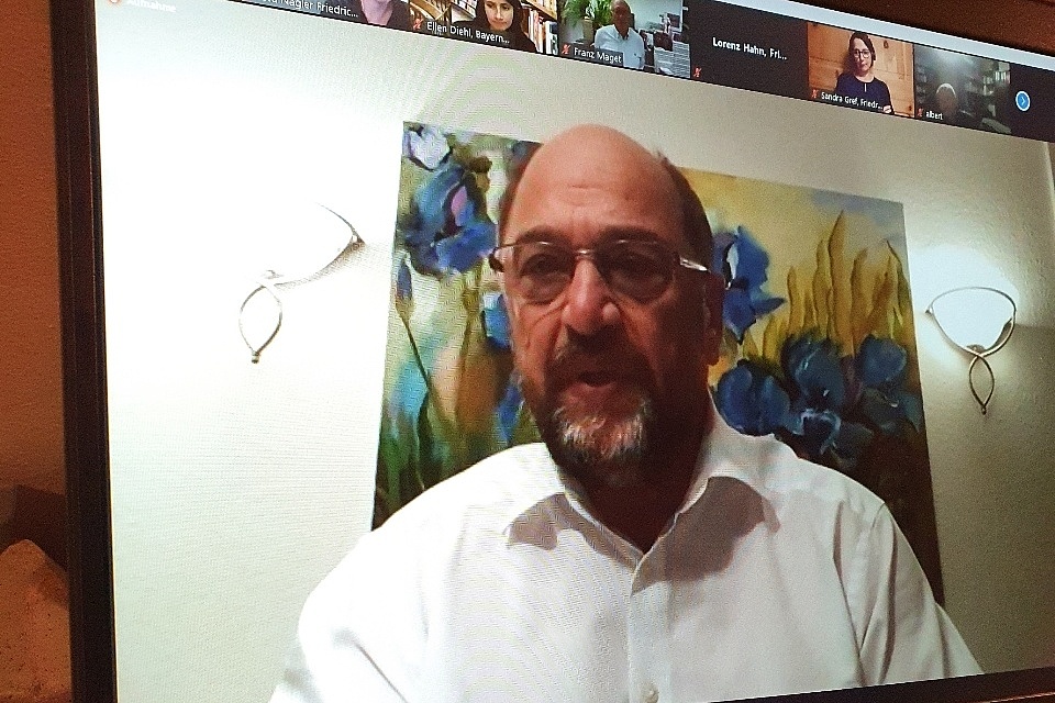 Auf einem Laptop sieht man eine Zoomkonferenz. Es spricht gerade Martin Schulz.