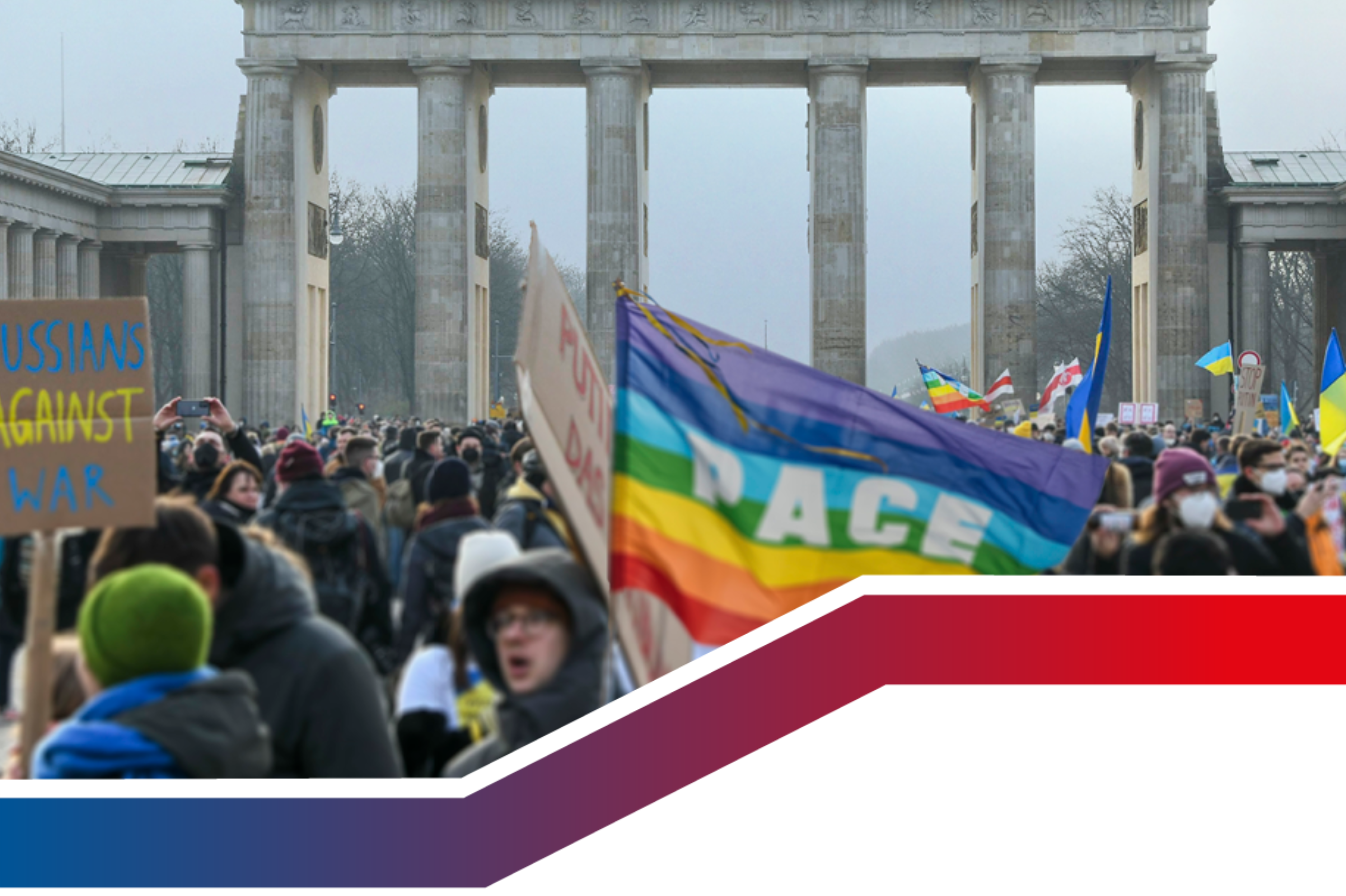 Das Bild zeigt eine Anti-Kriegs Demonstration gegen Russlands Invasion der Ukraine vor dem Brandenburger Tor in Berlin. 