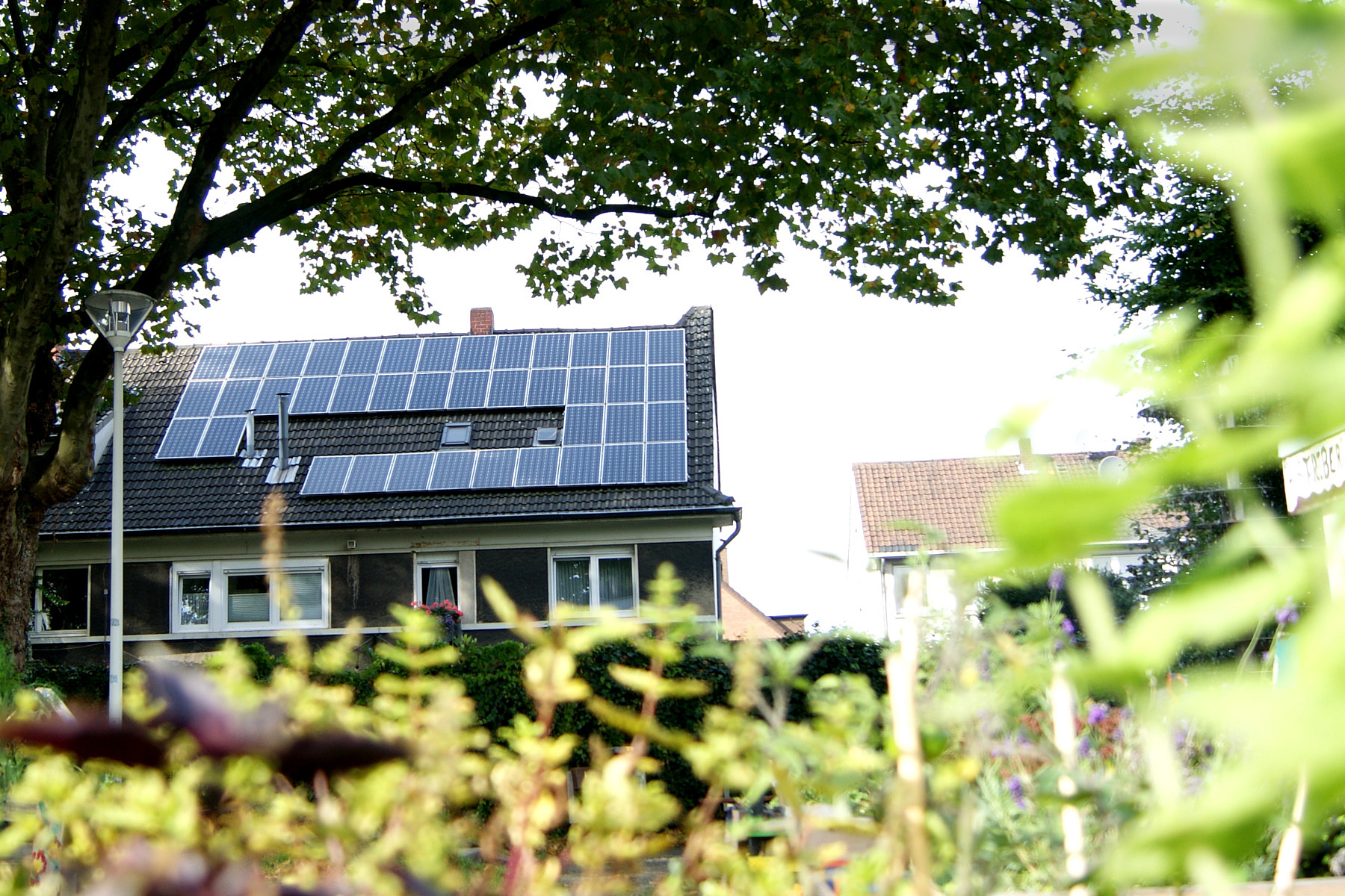 Einfamilienhaus mit Solarzellen auf dem Dach