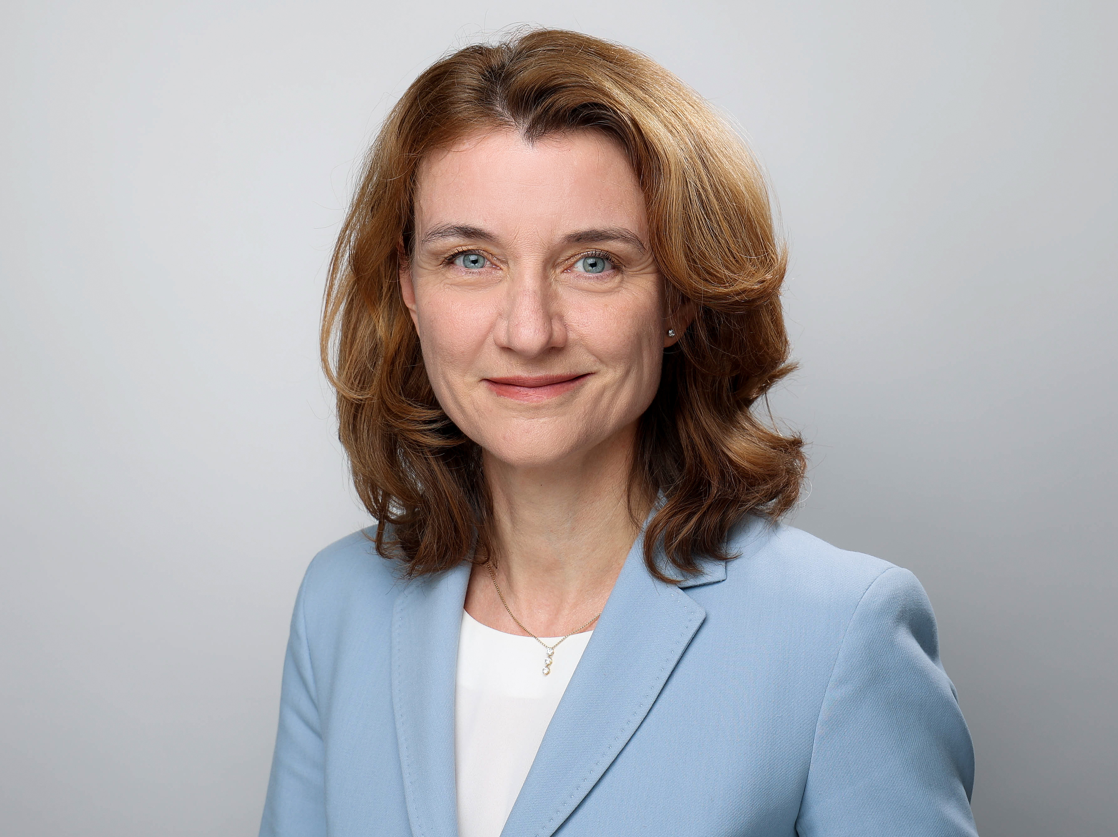 Profilbild von Prof. Dr. Daniela Schwarzer vor einem hellgrauen Hintergrund