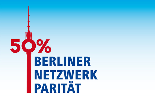 Links im Bild in roter Farbe'50%', die null ist die Kugel des Berliner Fernsehturms. Rechts daneben in blauer Farbe die Worte jeweils untereinander 'Berliner Netzwerk Parität' auf hellblauem Hintergrund, der nach unten hin heller wird.