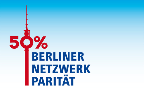 Links im Bild in roter Farbe'50%', die null ist die Kugel des Berliner Fernsehturms. Rechts daneben in blauer Farbe die Worte jeweils untereinander 'Berliner Netzwerk Parität' auf hellblauem Hintergrund, der nach unten hin heller wird.