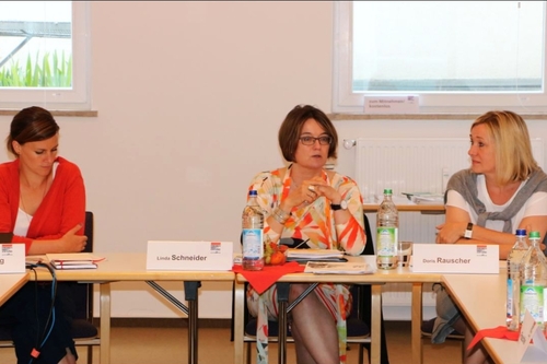 Drei Frauen sitzen nebeneinander an einem Tisch. Vor ihnen stehen Namensschilder. Von links nach rechts: Anna-Lena Koschig, Linda Schneider, Doris Rauscher.