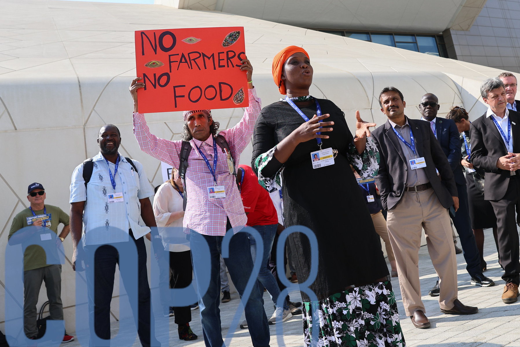 Demonstration von Bauern und Bäuerinnen bei der COP28. Ein Demonstrant hält ein Schild "Keine Bauern. Keine Nahrung."