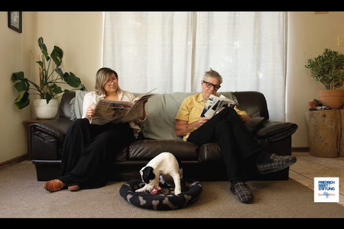 Screenshot Video Mann und Frau auf der Couch und lesen