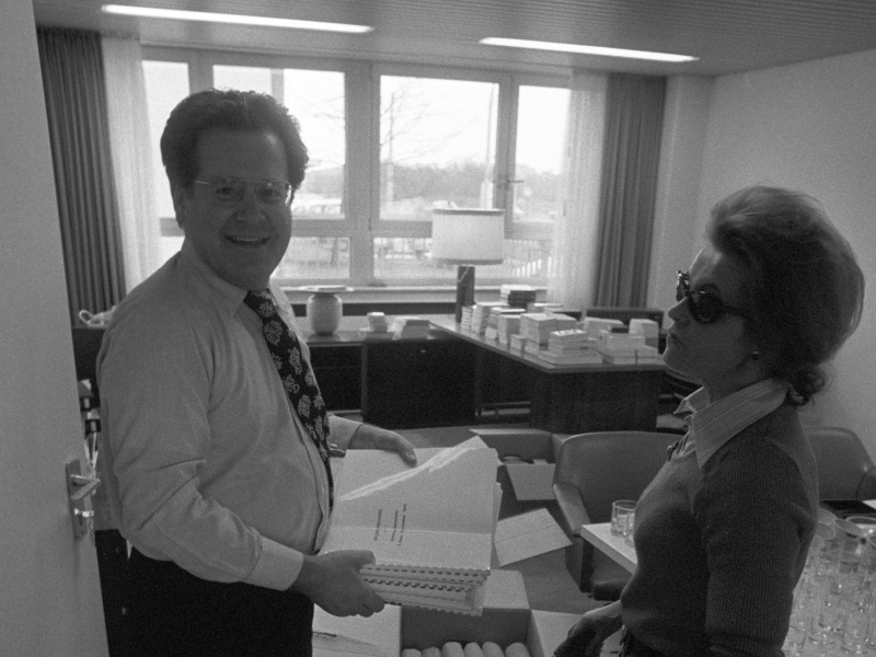 G. und Sekretärin Thea Wernicke räumen Willy Brandts Büro in der ''Baracke'', März 1974