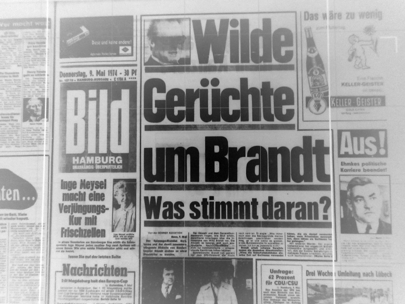 Auch nach dem Rücktritt hechelt die Meute Willy Brandt hinterher