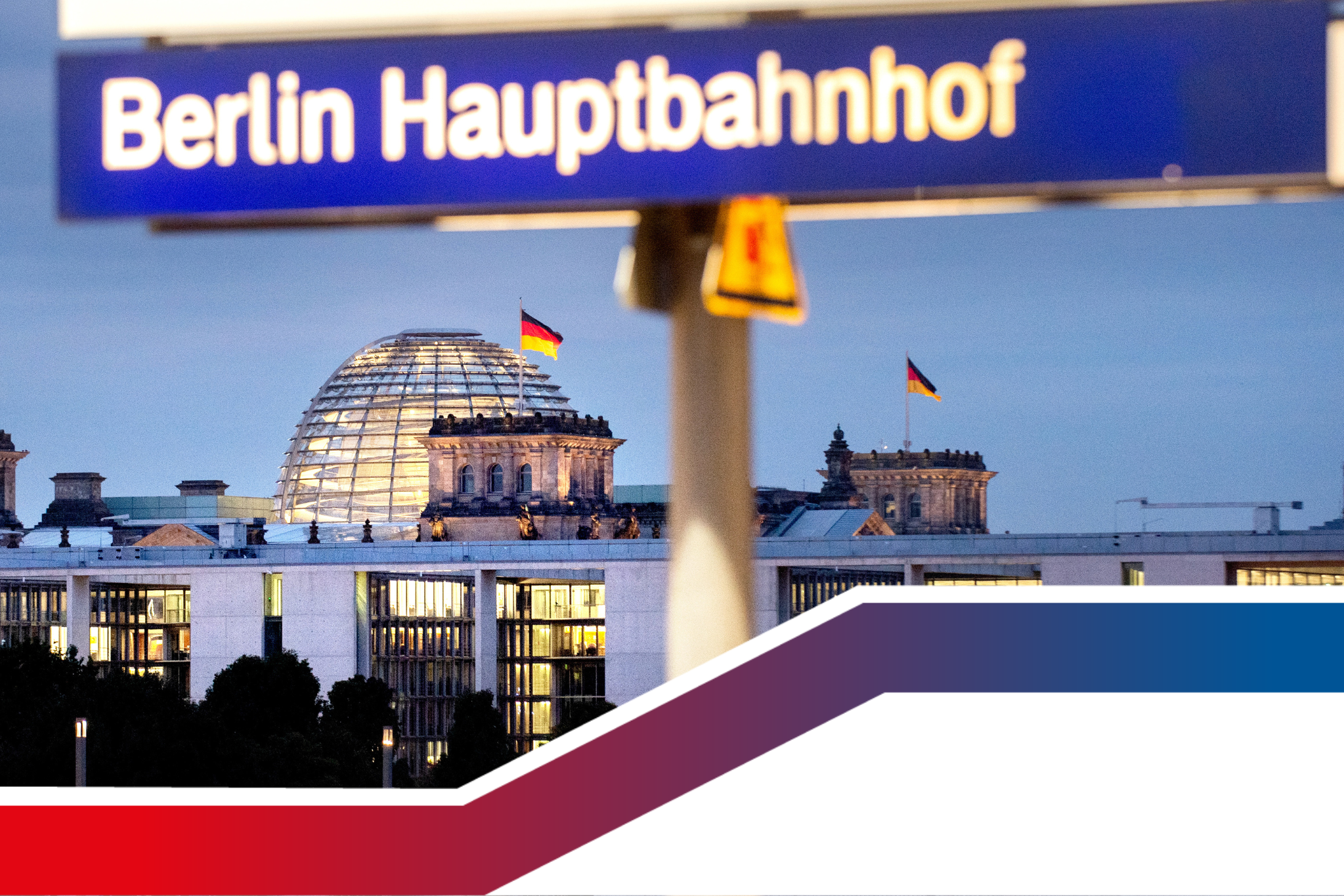 Blick vom Bahnsteig des Berliner Hauptbahnhofs zum Bundestag