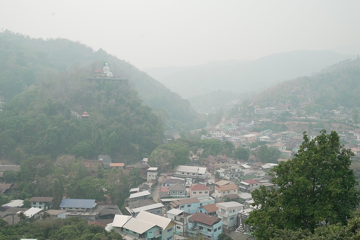Ein Panoramablick auf die smogverhüllten Hügel, die die Grenze zwischen Myanmar und Thailand verschwimmen lassen. 