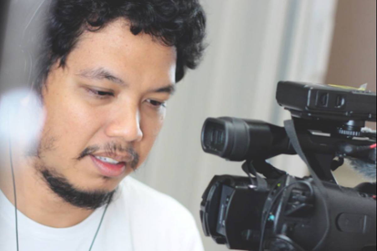 Umweltjournalist Thawatchai Duangnapa bei der Arbeiim Studio