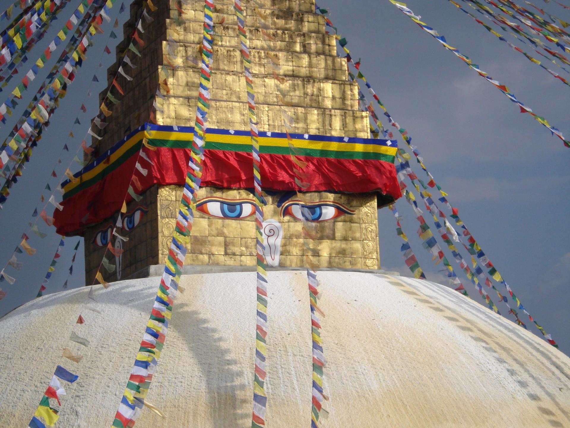 Bemalter Tempel mit Girlanden auf einer Anhöhe in Nepal