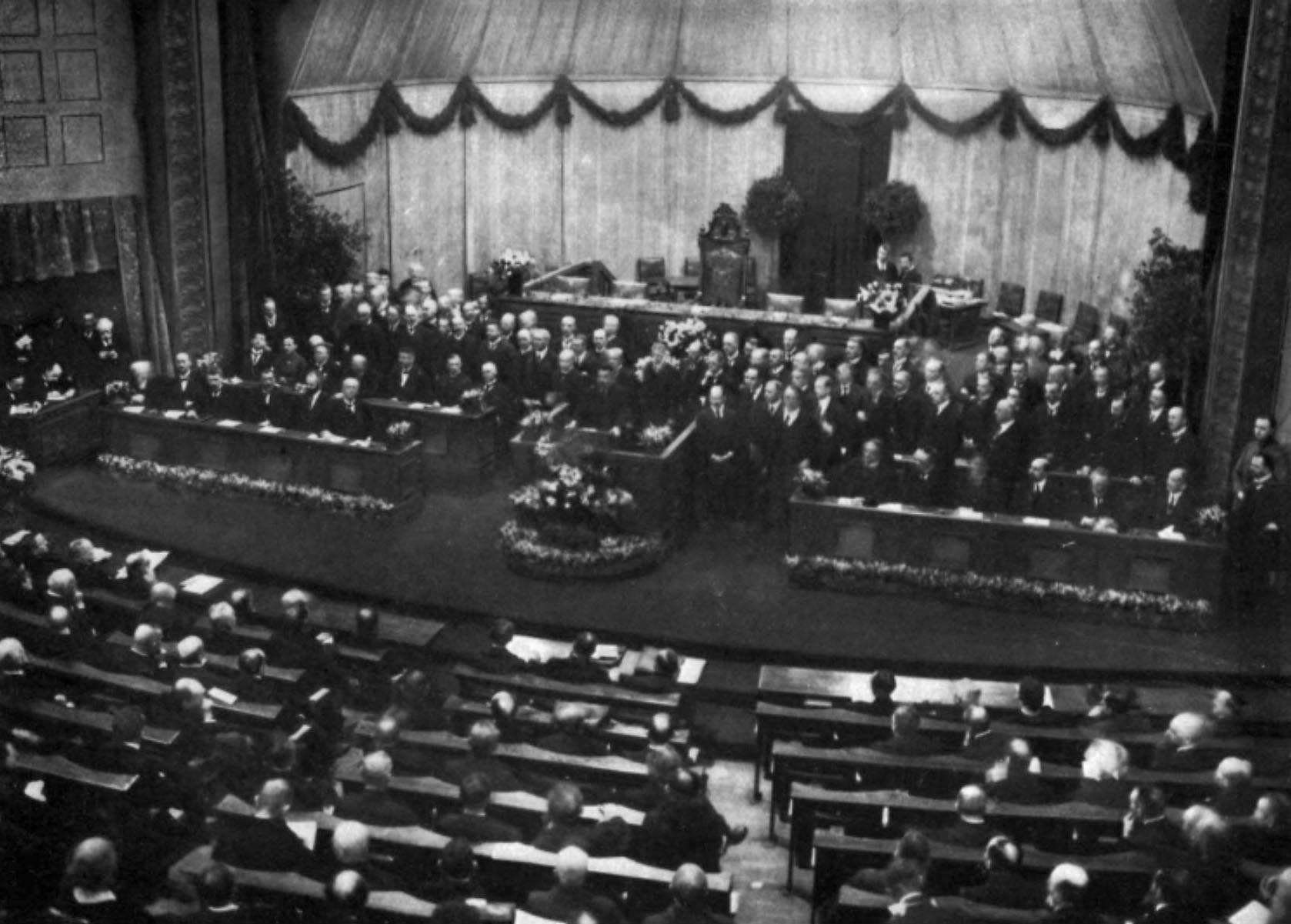 Eröffnungsrede der Nationalversammlung am 6.2.1919. Friedrich Ebert am Rednerpult.