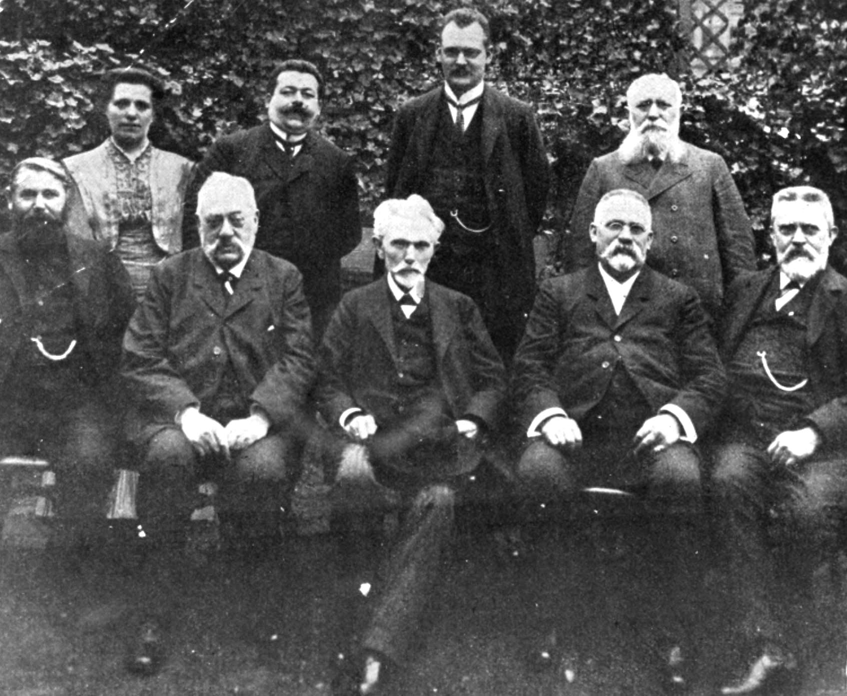 Der SPD-Parteivorstand 1909. V.l.: oben: Luise Zietz, Friedrich Ebert, Hermann Müller, Robert Wengels; unten: Karl Alwin Gerisch, Paul Singer, August Bebel, Wilhelm Pfannkuch, Hermann Molkenbuhr. 