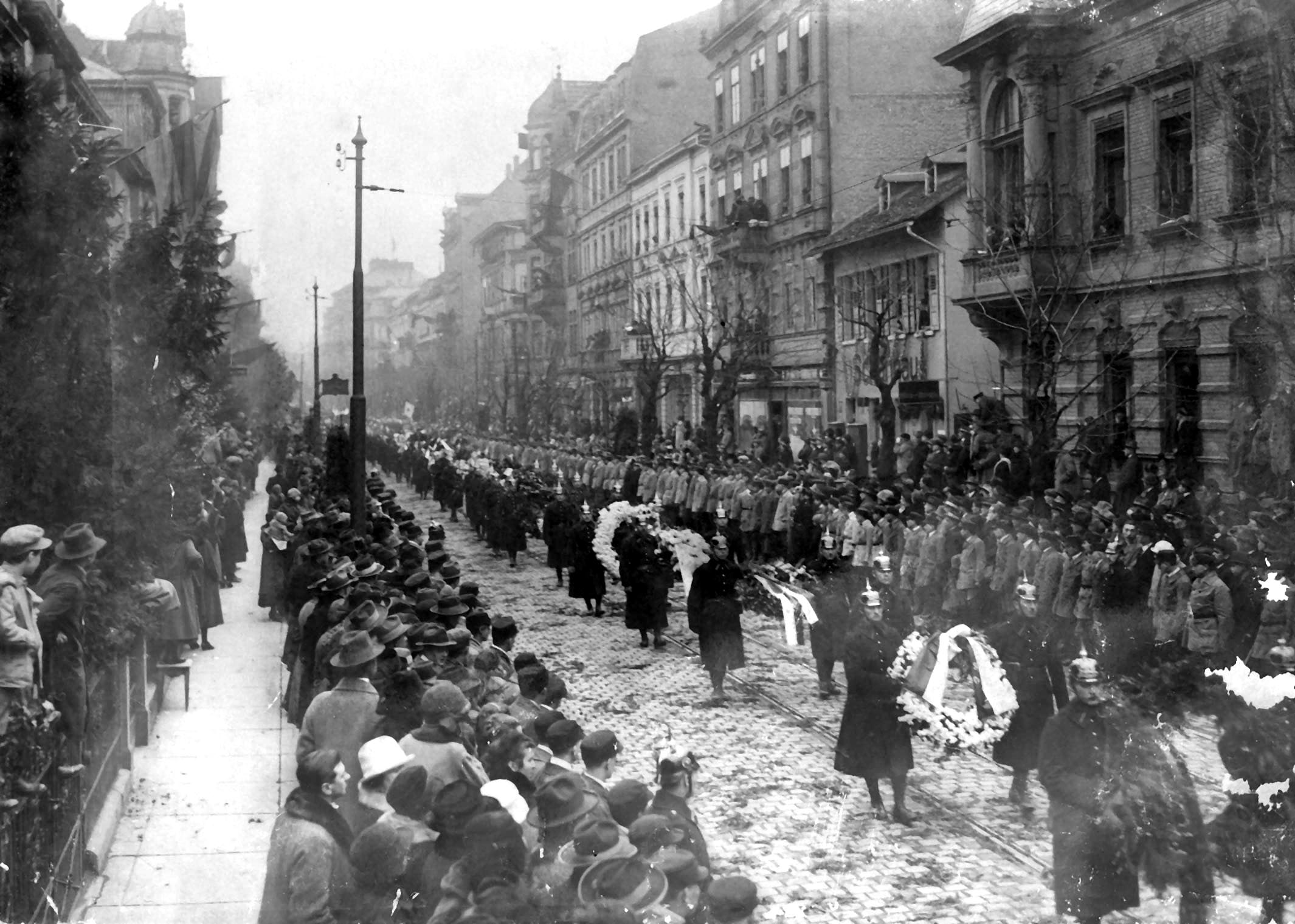 Beisetzung des Reichspräsidenten Friedrich Ebert. Hier der Trauerzug in Heidelberg, 4.3.1925. 