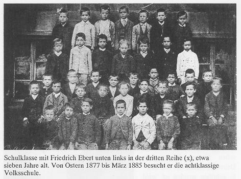 Schulklasse mit Friedrich Ebert unten links in der dritten Reihe (x), etwa sieben Jahre alt. Von Ostern 1877 bis März 1885 besucht er die achtklassige Volksschule