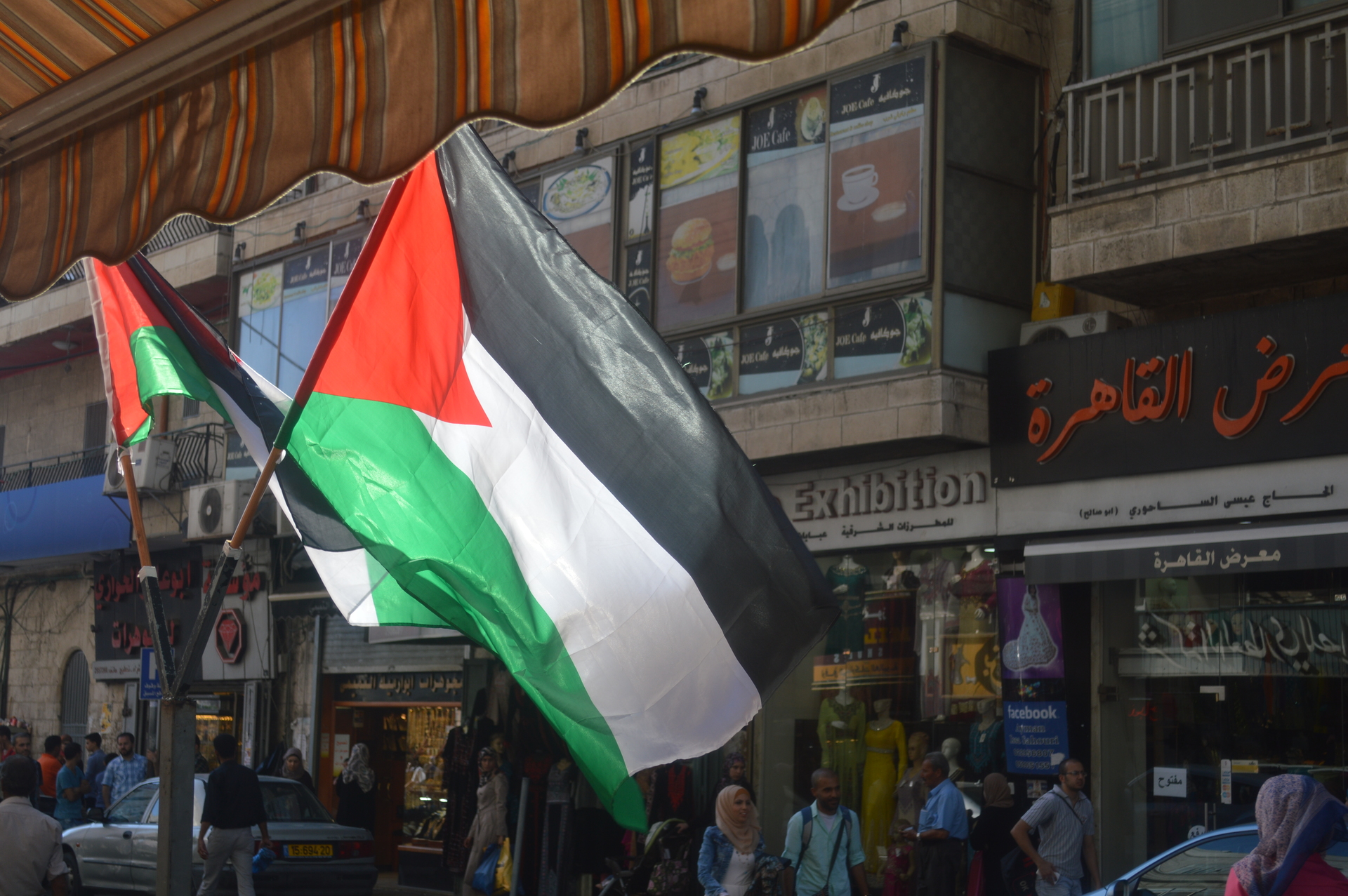 Palästinensische Flaggen vor einem Gebäude in Ramallah